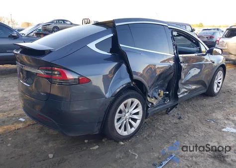 2018 Tesla Model X 100D/75D/P100D z USA, uszkodzony, nr VIN 5YJXCBE28JF137847